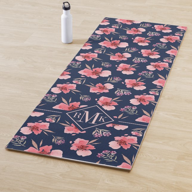Tapis De Yoga Motif rose foncé d'aquarelle du monogramme | (En situation)