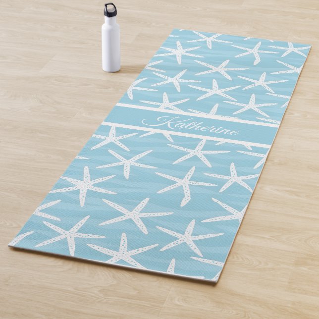 Tapis De Yoga Motif simple d'étoile de mer bleue Nom de script c (En situation)