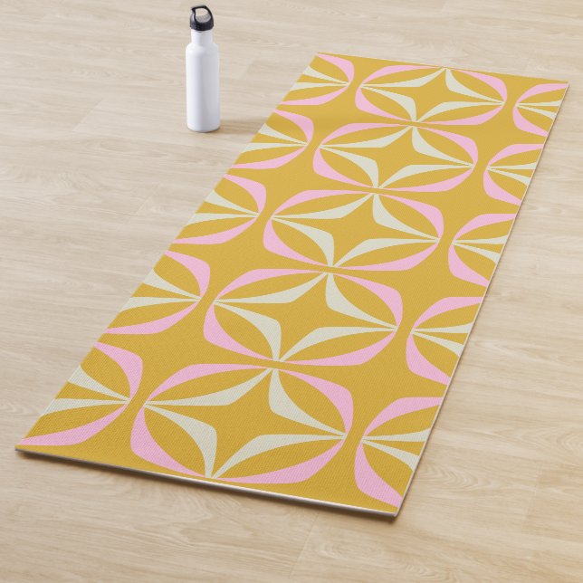 Tapis De Yoga Mustard amusant et rose du milieu du siècle modern (En situation)
