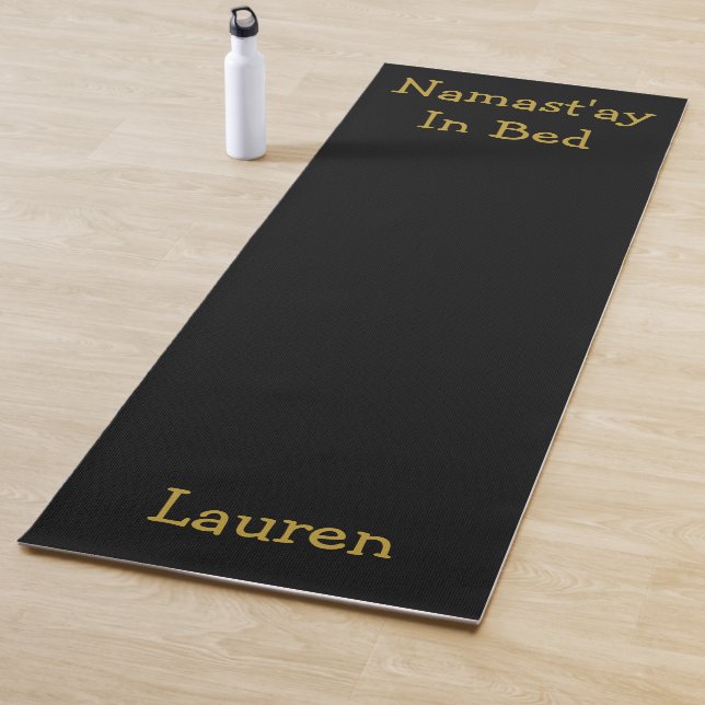 Tapis De Yoga Namast'ay en Bed Black Gold Nom personnalisé Yoga  (En situation)