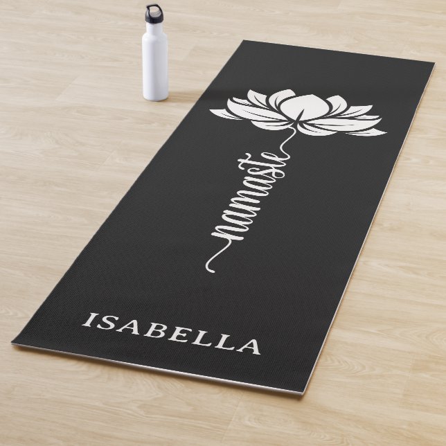 Tapis De Yoga Namaste Lotus Flower Modern Black Nom personnalisé (En situation)