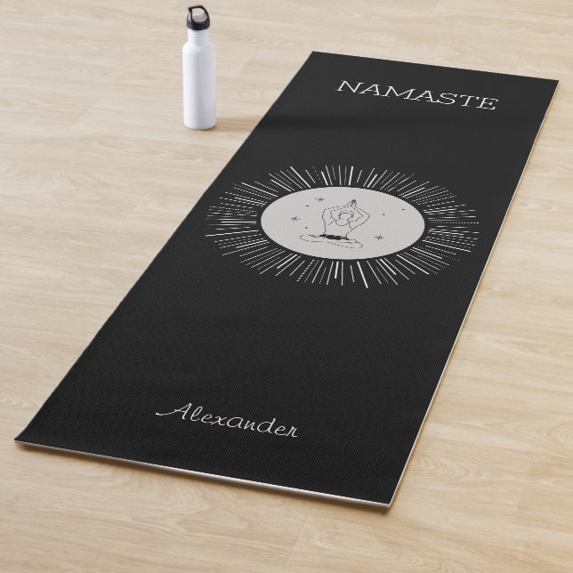 Tapis De Yoga Namaste Yoga Man Possède un cercle gris graphique  (En situation)