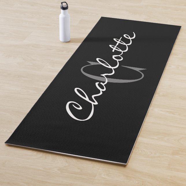Tapis de yoga noir monogramme personnalisé pour l' (En situation)