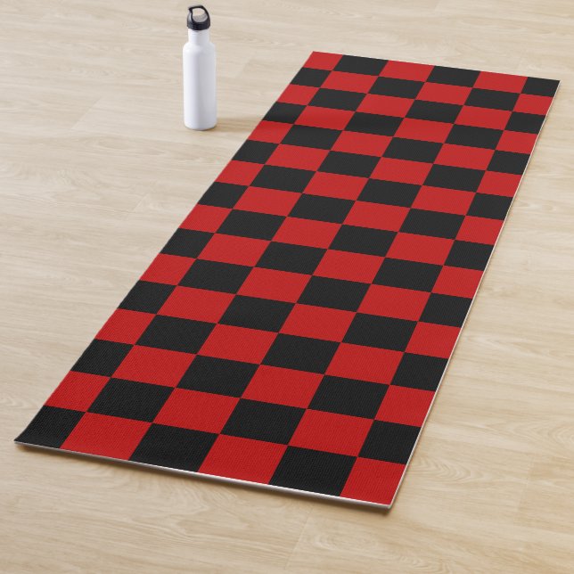 Tapis De Yoga Noir + Rouge À damiers Motif de tableau de bord (En situation)