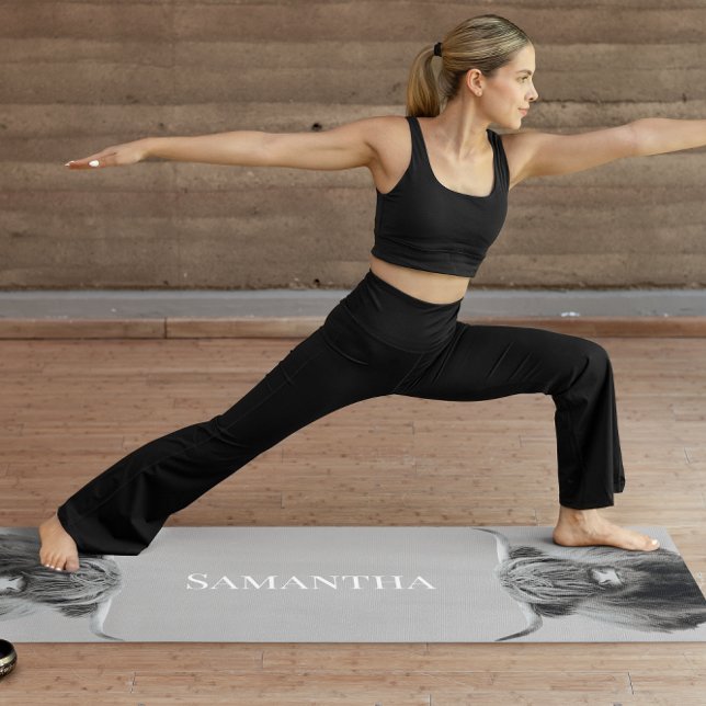 Tapis De Yoga Noir White Highland Cow Nom du monogramme (Créateur téléchargé)