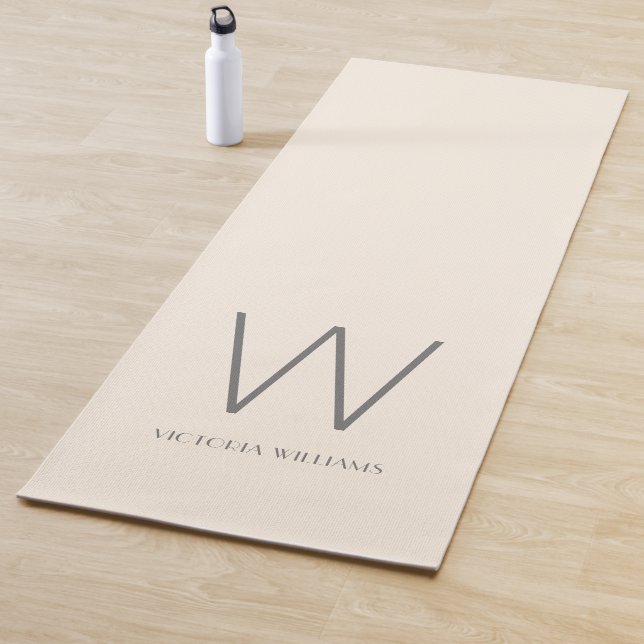 Tapis De Yoga Nom de monogramme minimaliste gris ivoire moderne (En situation)
