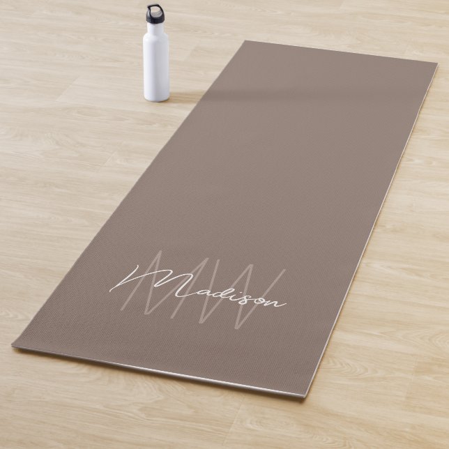 Tapis De Yoga Nom de monogramme moderne Script Taupe (En situation)