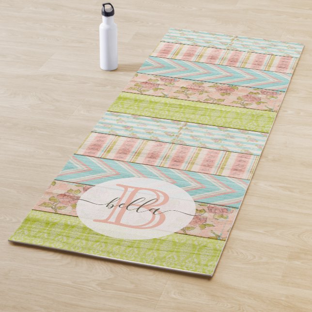 Tapis De Yoga Nom du monogramme Roses de Shabby sur le chalet ru (En situation)