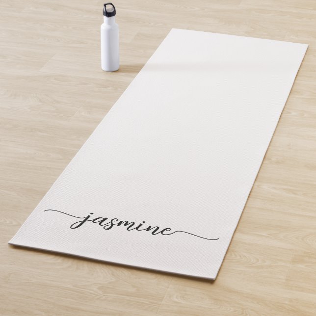 Tapis De Yoga Nom en écriture cursive avec monogramme de fille m (En situation)