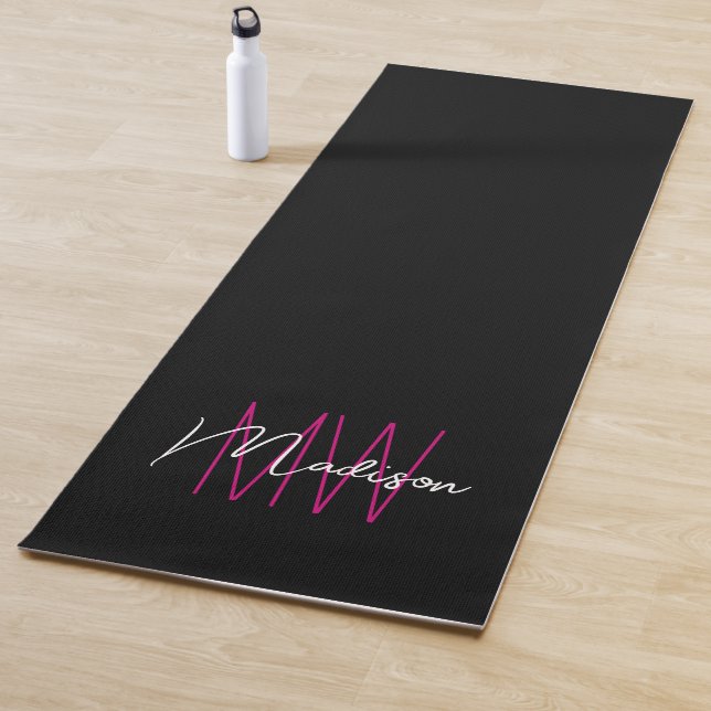 Tapis De Yoga Nom Monogramme moderne Script Rose noir (En situation)