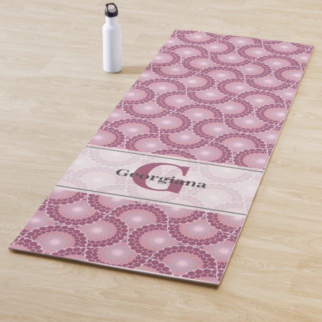 Tapis De Yoga Nom personnalisé 1920s Radiant Dusky Rose Dot Mand (En situation)