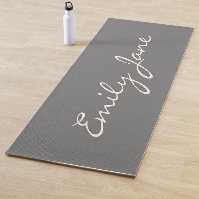 Tapis De Yoga Nom personnalisé élégant gris écriture manuscrite (En situation)