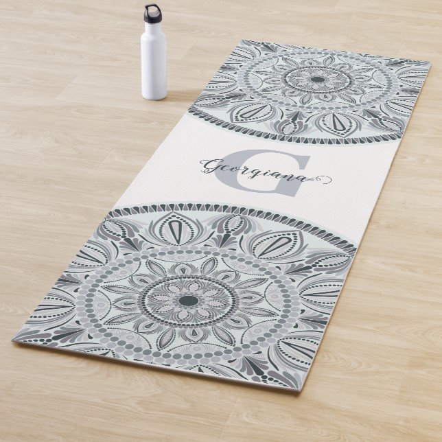 Tapis De Yoga Nom personnalisé Harmonie Florale Gris Monotone Ma (En situation)