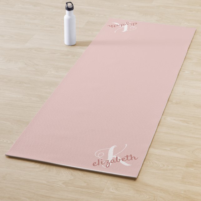 Tapis De Yoga Nom personnalisé Monogramme rose initial (En situation)