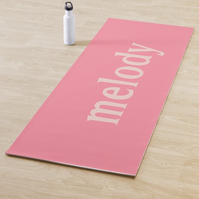 Tapis De Yoga Nom rose de chambre de dortoir moderne  (En situation)