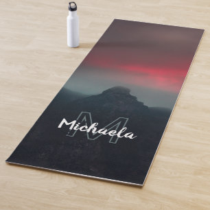 Tapis De Yoga Nuages enflammés, brouillard et monogramme de mont