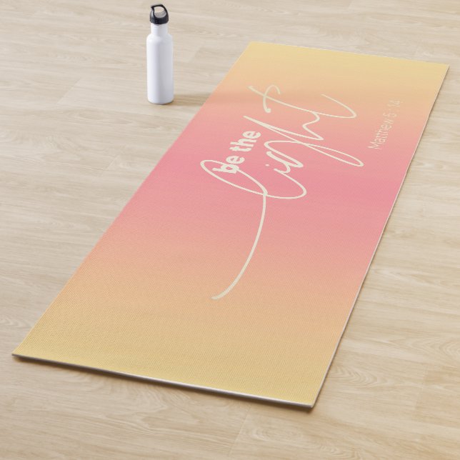 Tapis De Yoga OEuvre de corail moderne Ombre "Be the Light" (En situation)