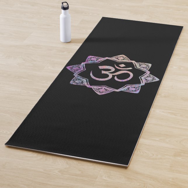 Tapis De Yoga Ohm symbole avec mandala, édition noire (En situation)