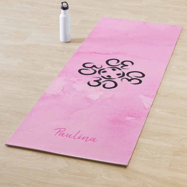 Tapis De Yoga Om Compass Rose, Aquarelle rose Symboles (En situation)