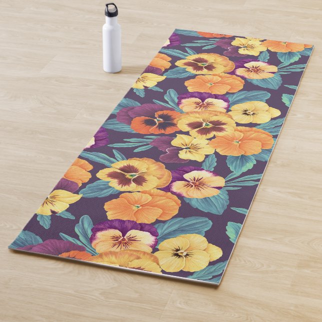 Tapis De Yoga Pansies sur violet de prune (En situation)