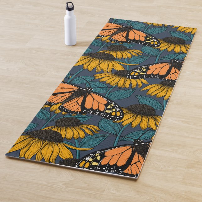 Tapis De Yoga Papillon monarque sur confluents jaunes (En situation)