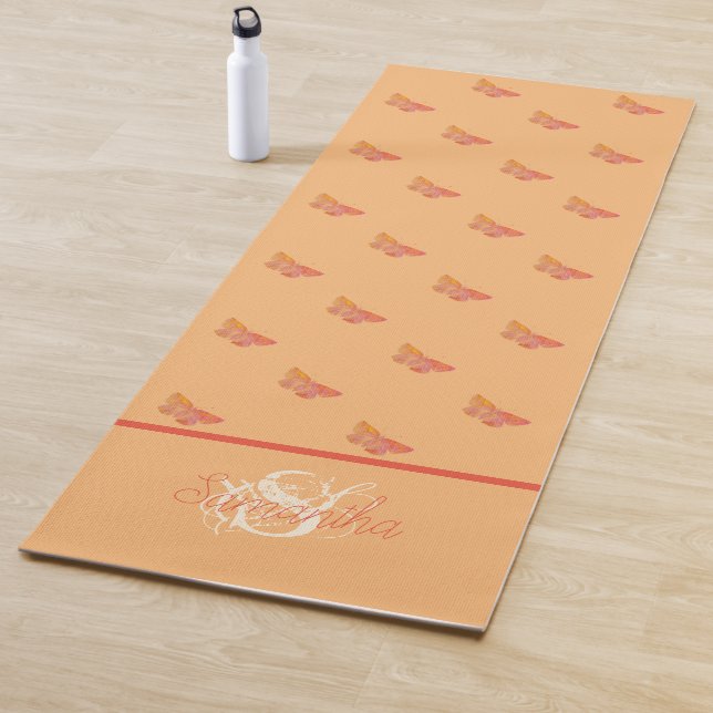 Tapis De Yoga Papillon Motif Girly Élégant Monogramme moderne (En situation)