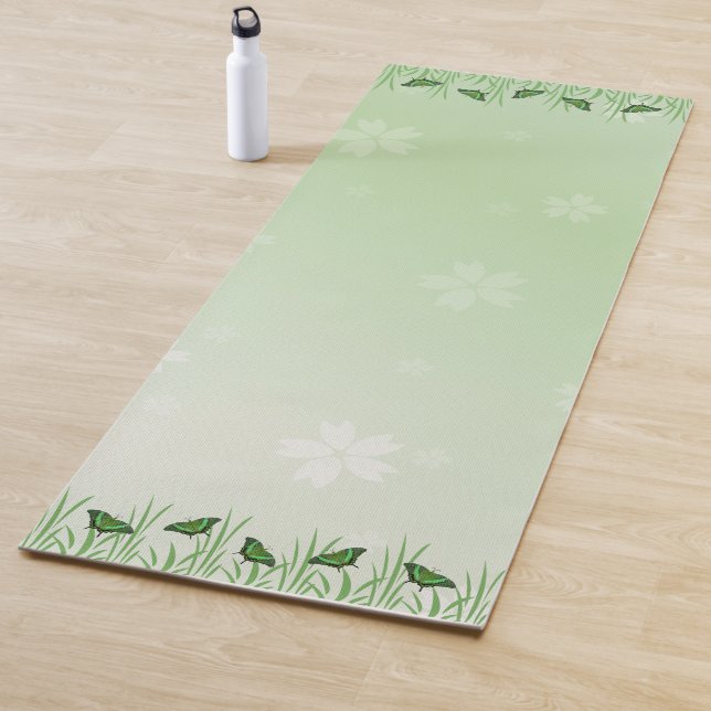 Tapis De Yoga Papillon vert sur vert clair - romantique (En situation)