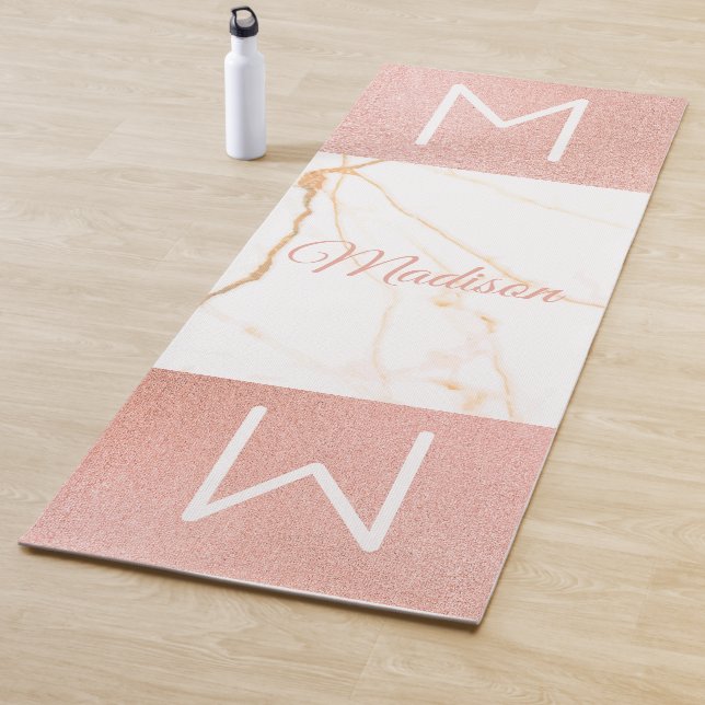 Tapis De Yoga Parties scintillant en marbre rose Monogramme tend (En situation)