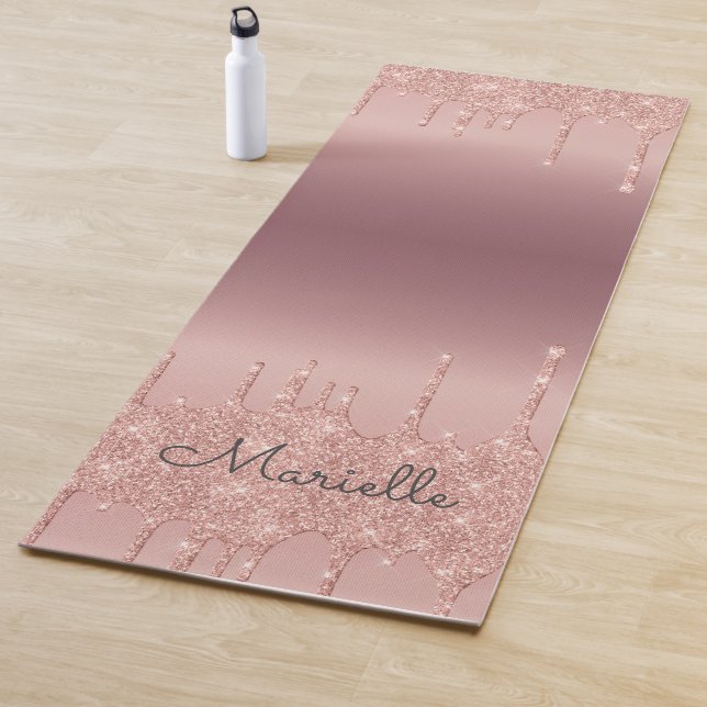 Tapis De Yoga Parties scintillant Rose monogramme en or (En situation)