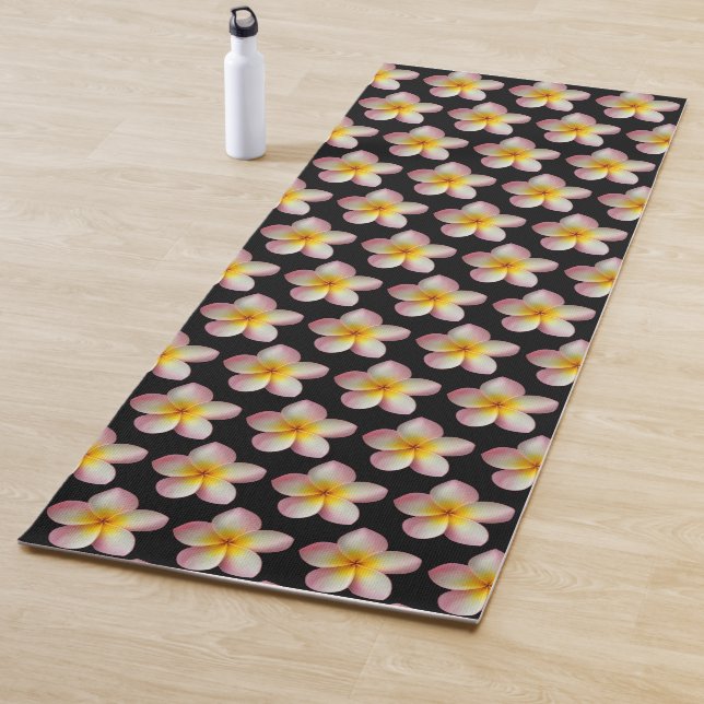 Tapis De Yoga Pastel Frangipani Plumeria Fleurs sur Noir (En situation)