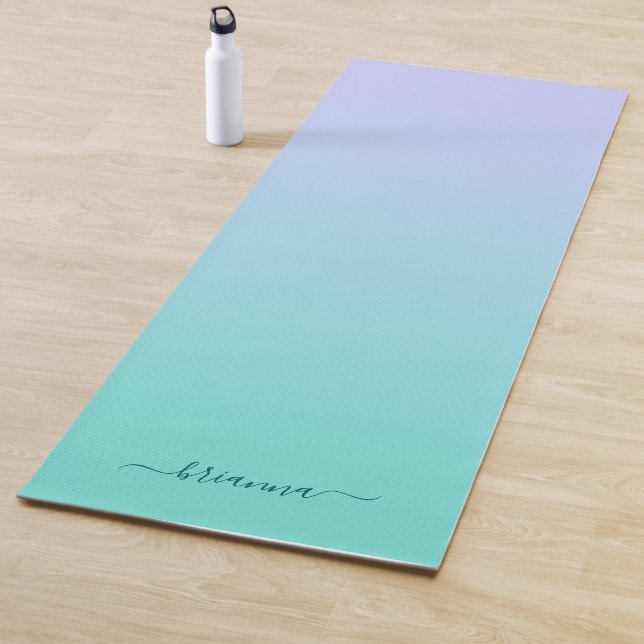 Tapis De Yoga Pastel Periwinkle Turquoise Ombre Nom du script (En situation)