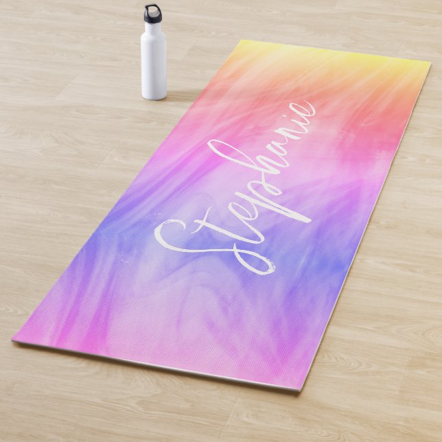 Tapis De Yoga Pastel Rainbow Nom du monogramme personnalisé  (En situation)