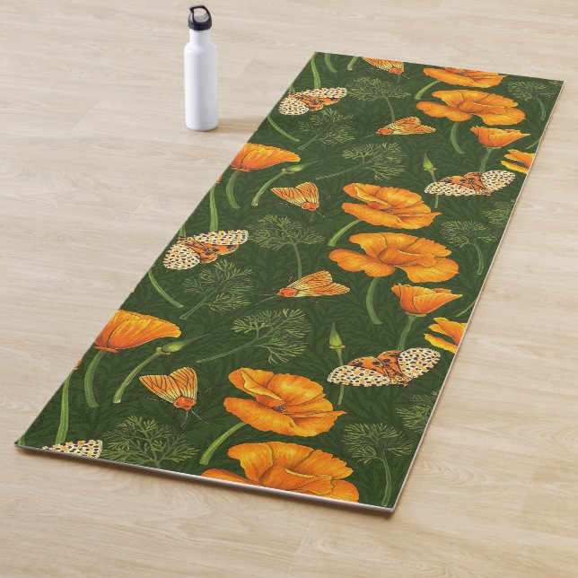 Tapis De Yoga Pavot de Californie et papillons de nuit sur vert  (En situation)
