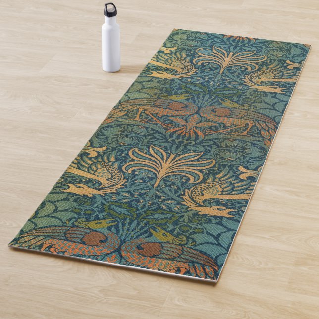 Tapis De Yoga Peacock and Dragon, 1878, par William Morris (En situation)