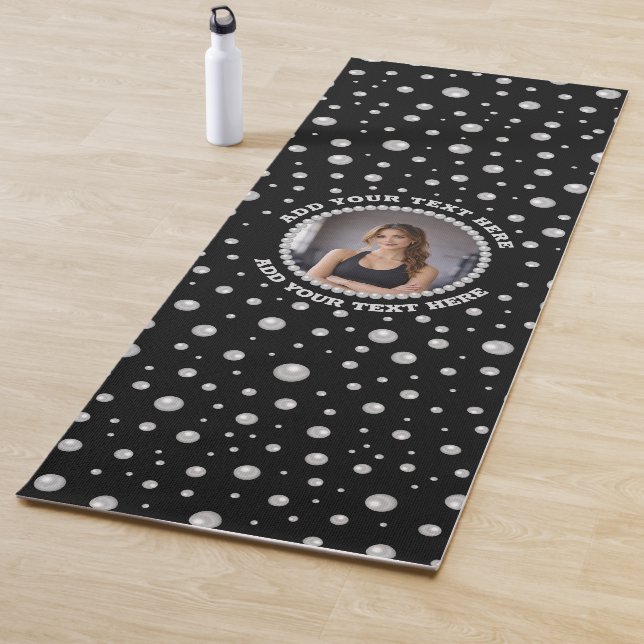 Tapis De Yoga Personalized Photo with Pearls Circle on Black (En situation)