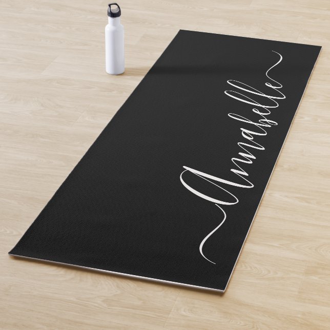 Tapis de yoga personnalisé avec nom en noir et bla (En situation)