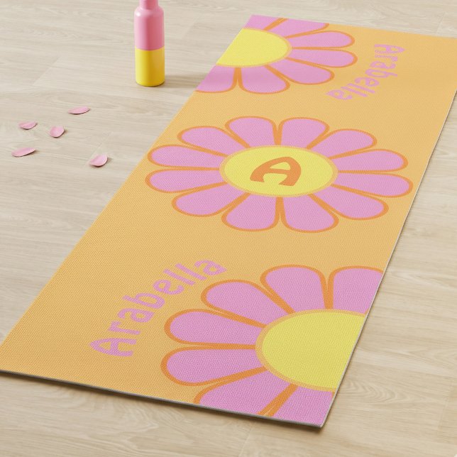 Tapis De Yoga Personnalisé Retro Big Daisy Initial & Nom Orange (Personalized retro daisy yoga mat in pink orange and yellow. )