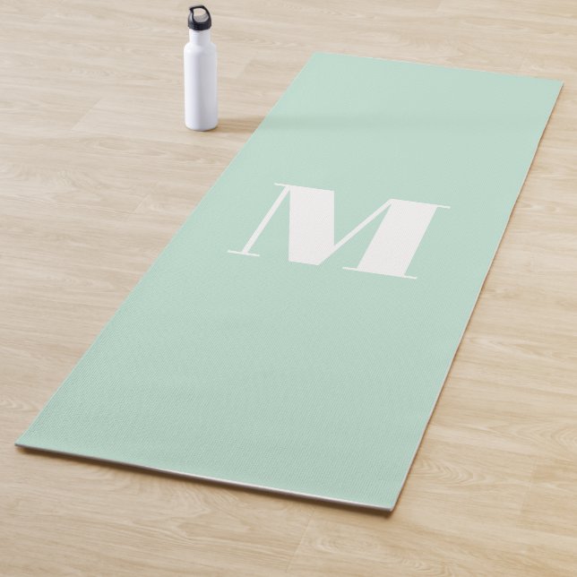 Tapis De Yoga Personnaliser monogramme initial de la menthe vert (En situation)