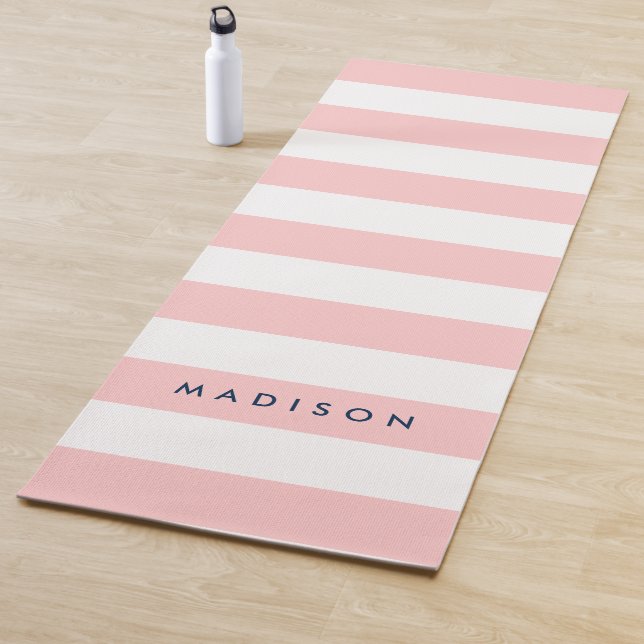 Tapis De Yoga Personnaliser Nom Preppy Coral Rose & White Stripe (En situation)