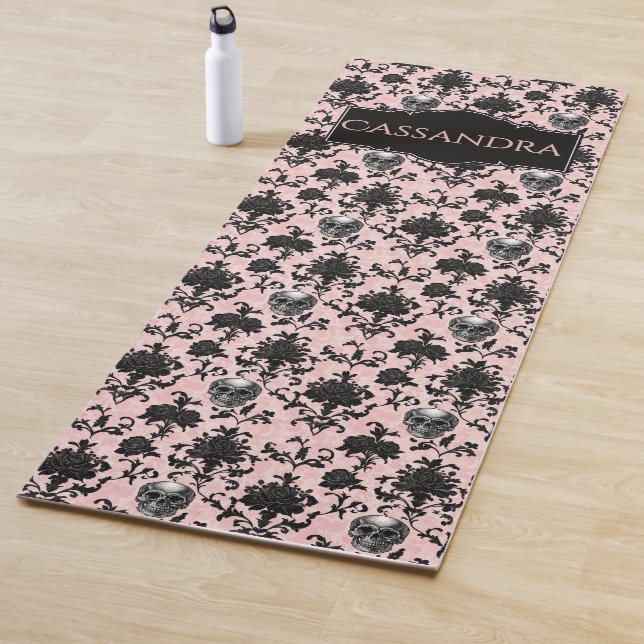 Tapis De Yoga Pink and Black Goth Skulls and Roses Personalized  (En situation)