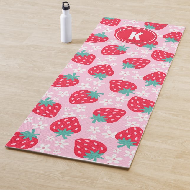 Tapis De Yoga Pink Red Strawberries Floral  Pattern Monogram (En situation)