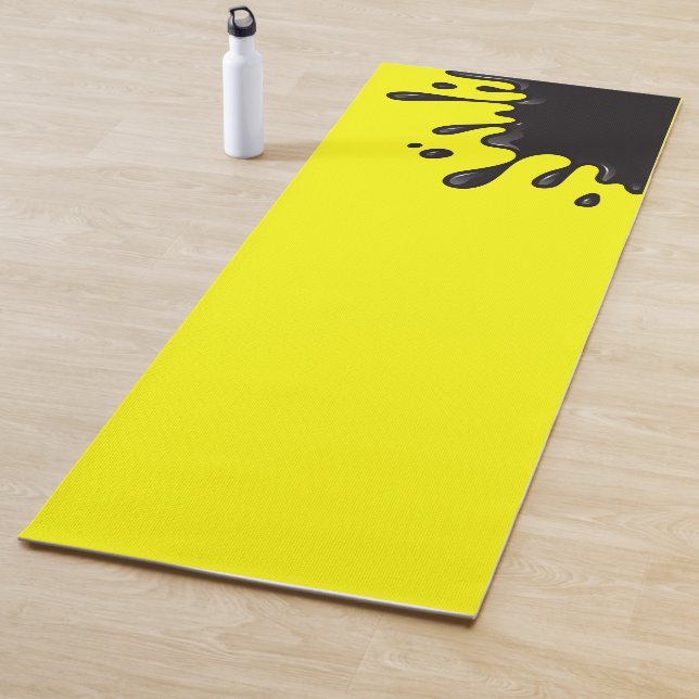 Tapis De Yoga Plat noir sur Jaune (En situation)