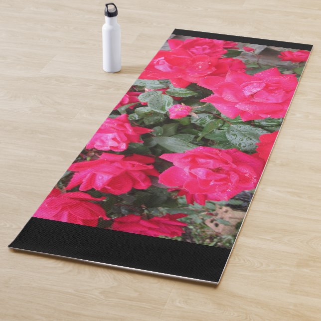 TAPIS DE YOGA PLUIE SUR ROSES ROUGES YOGA MAT (En situation)