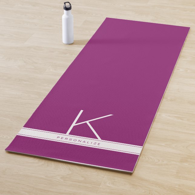 Tapis De Yoga Plum pourpre Rouge moderne Simple Monogramme Nom (En situation)