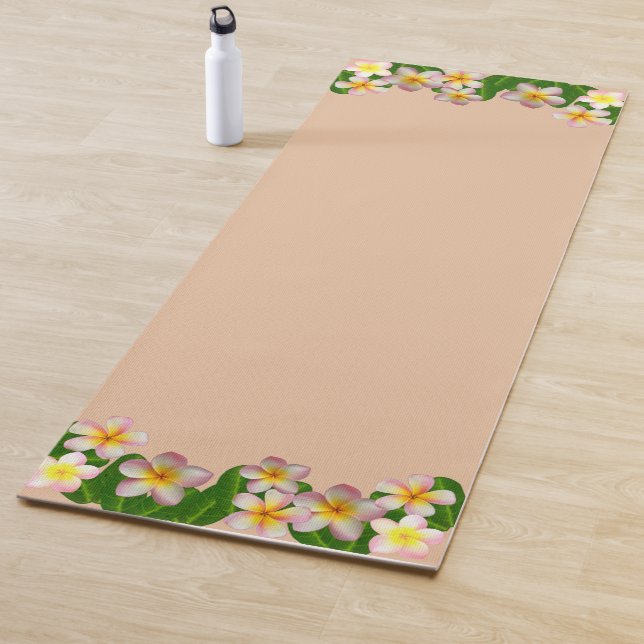Tapis De Yoga Plumeria Flowers on Champagne Beige (En situation)