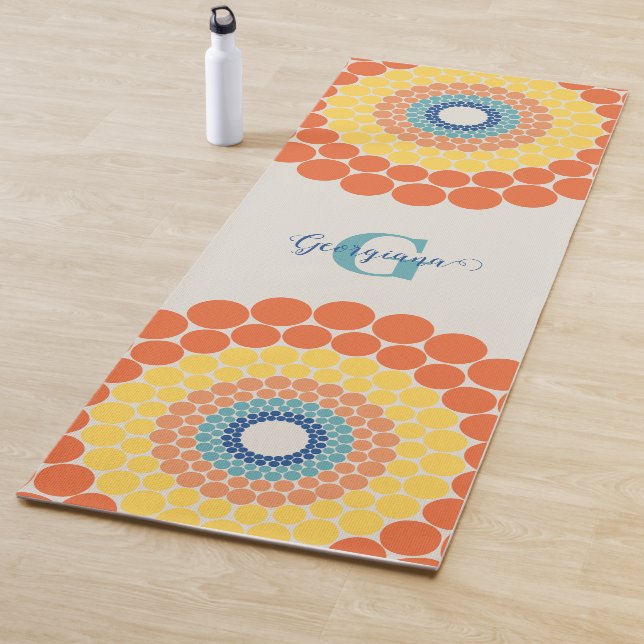 Tapis De Yoga Point d'été de la mer Égée - radiant monogramme Ma (En situation)