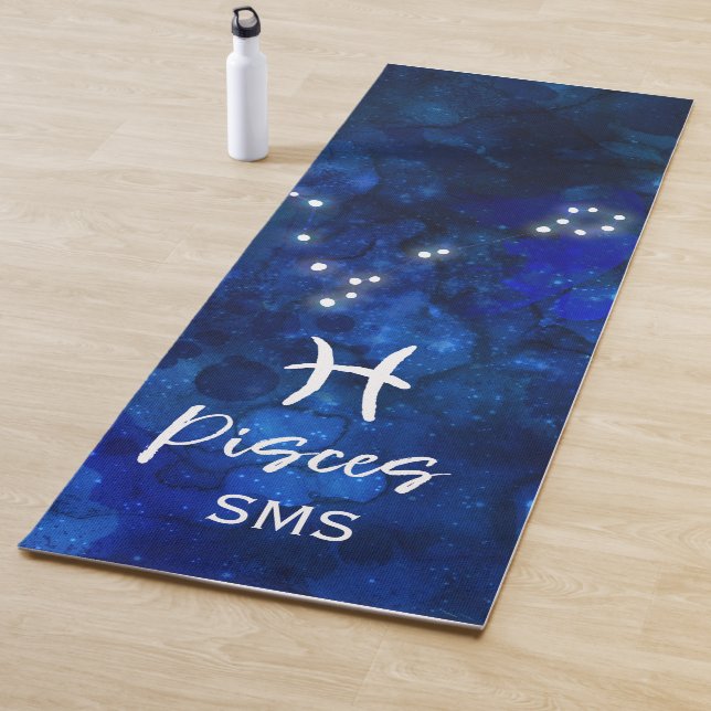 Tapis De Yoga Poissons Zodiac Constellation Bleu Galaxie Monogra (En situation)