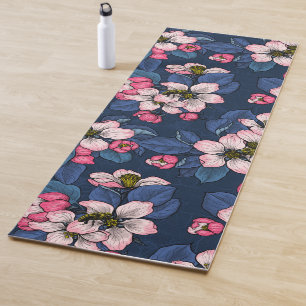 Tapis De Yoga Pomme fleurit sur un bleu foncé
