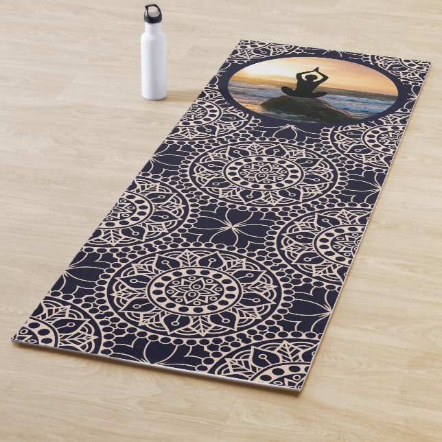 Tapis De Yoga Pose de Yoga Rocky Ocean Shore Sunrise Motif (En situation)