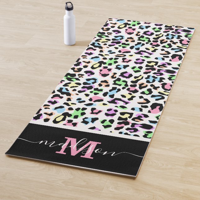 Tapis De Yoga Poster de animal Leopard Chic Monogramme (En situation)
